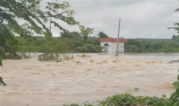 湖北多地遭遇特大暴雨