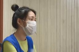 郭美美审讯时跷二郎腿被民警制止