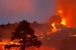 实拍西班牙火山喷发:岩浆灌入街道