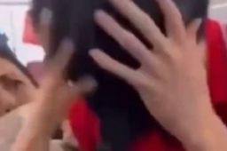 强行给汪顺戴帽子 涉事女子道歉