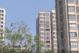 两口子深夜吵架 丈夫20楼抛撒现金
