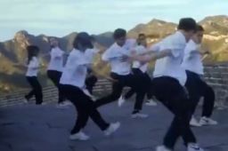北舞学生在长城跳舞为祖国庆生