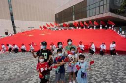 香港现30米巨型五星红旗