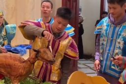 苏炳添在内蒙古吃烤全羊