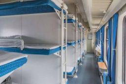 男子火车上偷亲熟睡女子