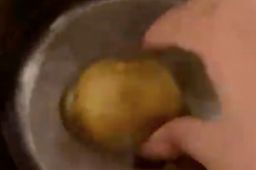 女孩看完长津湖回家尝冻土豆