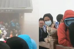 景区山顶拥堵 游客套塑料袋御寒