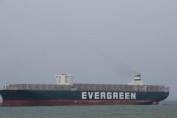 苏伊士运河搁浅巨轮抵达青岛维修