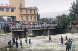 水库泄洪群众河道扎堆捕鱼