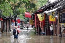 洪峰过境 四川一古城街道被淹