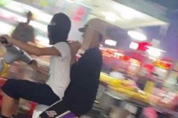 网传男子街头戴日本军帽 警方介入