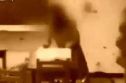 老师情绪失控连续掀翻6张课桌