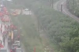 山西咸阳河溢出附近铁路线告急