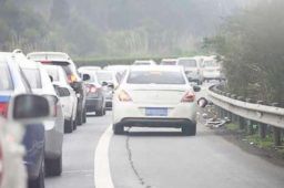 男子拍百张照片举报车辆走应急车道