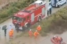 消防员渡河救人发现对方是自己母亲