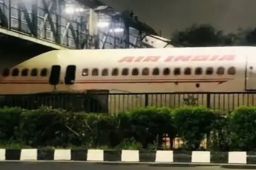 印度一飞机运输途中被卡天桥下