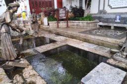 丽江回应游客在石榴井游泳戏水