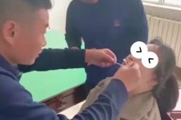 女子吃田螺吸住嘴唇求助消防员