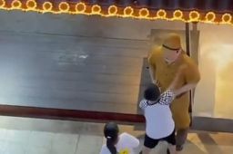 小男孩狂扇日军雕塑耳光