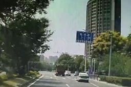 女子鬼探头骑车过马路被判全责