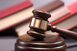 男子不服判决向法院送侮辱性锦旗