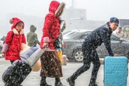 陕西多地下雪 居民提前穿棉衣