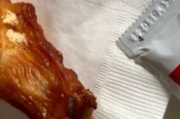 鸡腿中吃出虫卵?肯德基回应