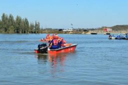 河北班车坠河 救援人员:1人仍失联