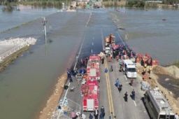 班车坠河 河北书记：不惜代价搜救