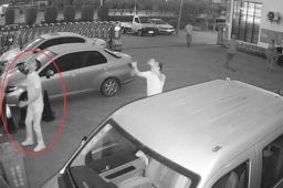 男童4楼跌落 男子飞奔6秒徒手接住