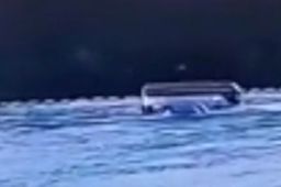 河北通勤车坠河瞬间曝光