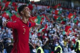 C罗戴帽助葡萄牙5-0大胜