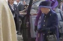 英国女王首次公开拄拐引健康担忧