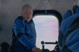 90岁《星际迷航》“舰长”进入太空