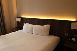 女子住酒店换2房均查出摄像头