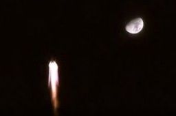 神舟十三号与月亮浪漫同框