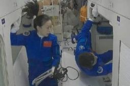 王亚平太空辫子抢镜