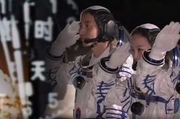 神十三飞天与中国原子弹首爆同日