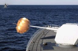 美舰闯中俄演习区 俄战舰没客气