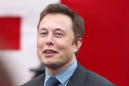 马斯克身价相当于盖茨加巴菲特