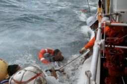 东海海域一渔船沉没11人失联