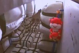 航天员大型拆快递现场