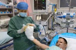 游客船上吃火锅遇爆炸跳河逃生