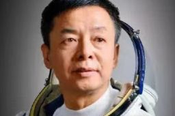 他是首批中国航天员为圆梦坚守23年