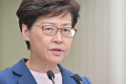 林郑月娥摔倒骨折