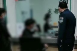 老人回应持身份证取钱还要手机认证