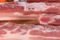 南京一猪企收到雪花般降薪请愿书