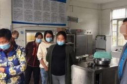 家长反映食堂卫生问题被拘