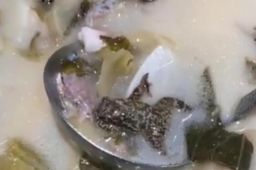 女子吃酸菜鱼吃出一整只癞蛤蟆