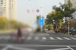 老人推婴儿车过马路被小车撞飞